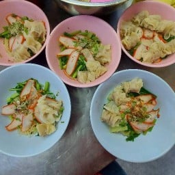 ชายสี่ บะหมี่เกี๊ยว ข้างตลาดโอเอ็มไนท์