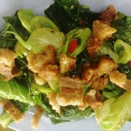 แขนงหมูกรอบใส่พริกขี้หนู