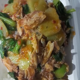 คะน้าปลากระป๋องราดข้าว