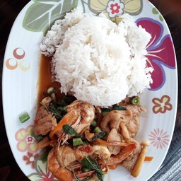 ผัดกะเพราทะเลราดข้าว