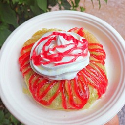 โรตีโดนัทฝอยทองวิปครีมหน้าแยมสตอเบอรี่