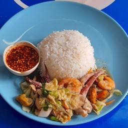 ผัดผักรวมราดข้าว