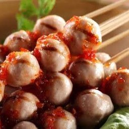 ลูกชิ้นปิ้งน้ำจิ้มแซ่บ by หน้าวัด