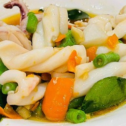 ปลาหมึกผัดพริกเหลือง
