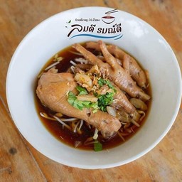 ก๋วยเตี๋ยวไก่ตุ๋นและขาไก่น้ำแดง