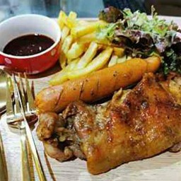 คู่บัดดี้  สเต็กไก่ 1 + ไส้กรอก 1 = 1 กล่อง