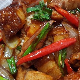 ข้าวพริกเผาหมูกรอบ