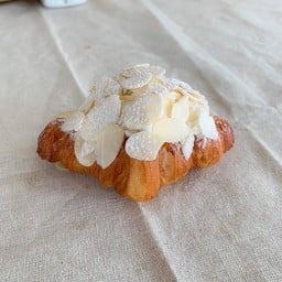 ALMOND CROISSANT