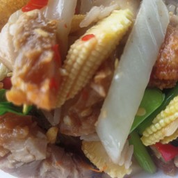 ผัดผักรวม หมูกรอบ