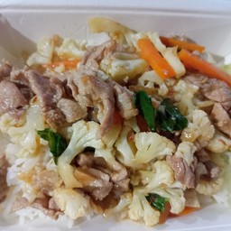ผัดดอกกะหล่ำหมูชิ้นราดข้าว