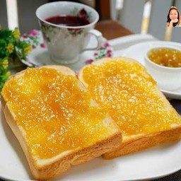 ขนมปังปิ้งเนยแยมสับปะรด