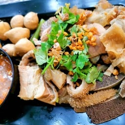 ก๋วยเตี๋ยวเนื้อ ต้มตุ๋น คาเฟ่ ถนนศรีสุดา