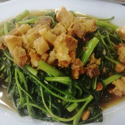 ผักบุ้งหมูกรอบใส่พริกขี้หนู