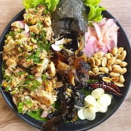 ลาบปลาดุกย่าง(แกะเนื้อ)