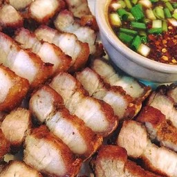 ข้าว หมูกรอบ น้ำจิ้มแจ่ว