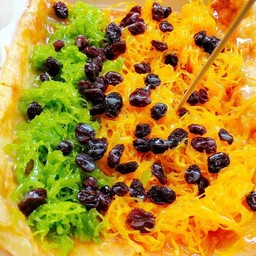 โรตีใส่ไข่หน้าฝอยทองลูกเกด