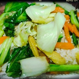 ผัดผักรวมน้ำมันหอยราดข้าว(ไม่พริก)