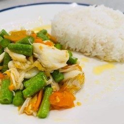 ข้าวราดเนื้อปูผัดพริกเหลือง
