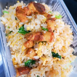 ข้าวผัดหมูกรอบ