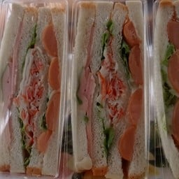 แฮม ไส้กรอก ปูอัด ขนมปังขาว ไส้เน้นๆเต็มๆคำ