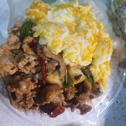 ไข่ขยี้หมูชิ้นกระเพราโบราณพริกแห้ง ราดข้าว