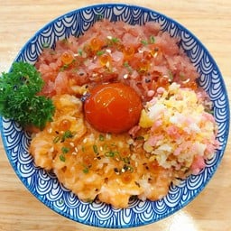 ข้าวหน้าแซลมอนทูน่าสับไข่แดงดอง