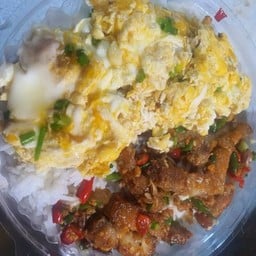 หมูกรอบผัดพริกเกลือ+ไข่ขยี้ ราดข้าว