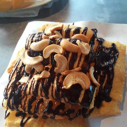 โรตีกรอบราดชอค เม็ดมะม่วง ราดนม