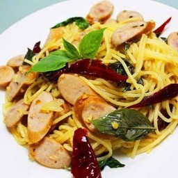 สปาเก็ตตี้กระเพราพริกแห้งฮอทด็อก