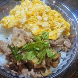 ไข่ขยี้หมูชิ้นน้ำมันหอย ราดข้าว