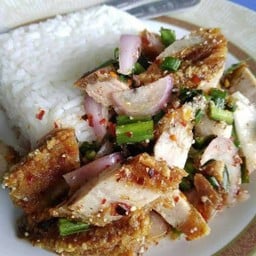 ข้าวยำหมูกรอบ(ใช้ข้าวหอมมะลิ)