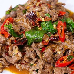 เนื้อผัดกระเพราราดข้าว