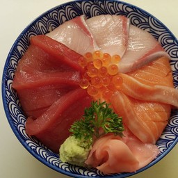 ข้าวหน้าปลาดิบรวมสามสี