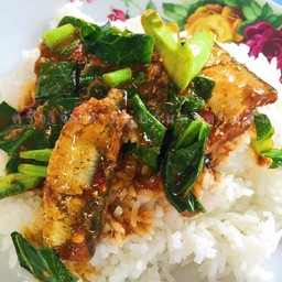 ข้าวราดเครื่องแกงปลากระป๋อง