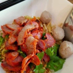 ก๋วยเตี๋ยวลาดยาว