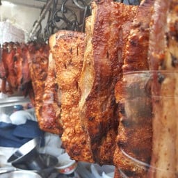 หมูแดงหมูกรอบไม่ใส่ข้าว มีพร้อมน้ำราด