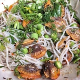 ยำขนมจีนหอยแครงแกะเนื้อ