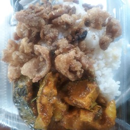 ข้าวราดปลาดุกกับกากหมู