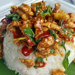 กะเพราอกไก่หั่นเต๋าพริกแห้ง ราดข้าว