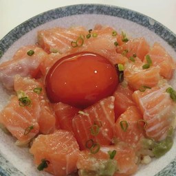 ข้าวหน้าปลาแซลมอนหั่นเต๋าคลุกวาซาบิไข่แดงดอง