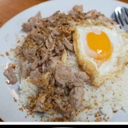 ข้าวหมูทอดกระเทียมบวกไข่ดาว