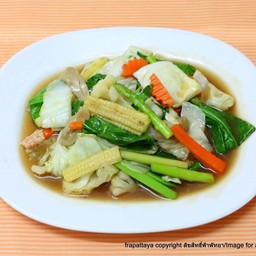 ผัดผักรวมน้ำมันหอย หรือ ซีอิ้วขาว ระบุได้