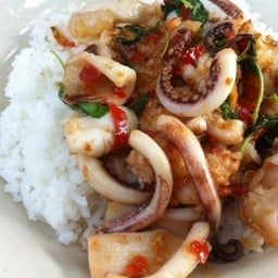 กระเพราหมึกราดข้าว