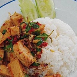 ข้าวกระเพราหมูยอ