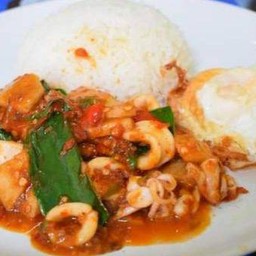 ข้าวผัดพริกแกงปลาหมึก