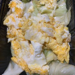 กะหล่ำปลีน้ำปลาไข่ขยี้ ราดข้าว