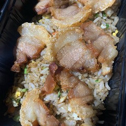 ข้าวผัดหมูกรอบ