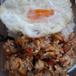 ข้าวราดไข่ดาวกับผัดเผ็ดไก่