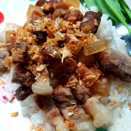 ข้าวหมูชิ้นทอดกระเทียม