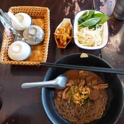 ก๋วยเตี๋ยวน้ำซุปเข้มข้นปรุงเพิ่มนิดหน่อยอร่อยละ
